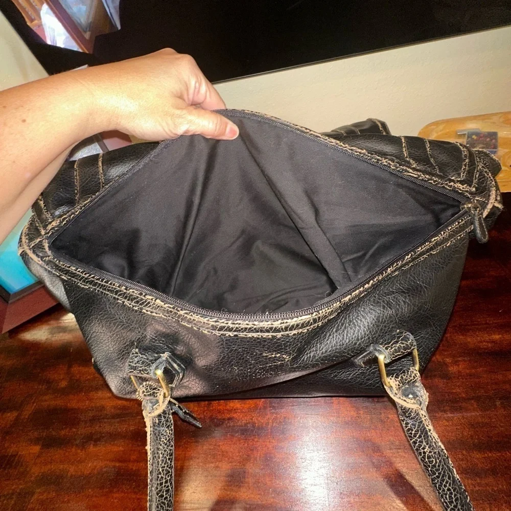 FINA FIRENZE TRAVEL DISTRESSED LEATHER MESSENGER BAG MANY POKETS .